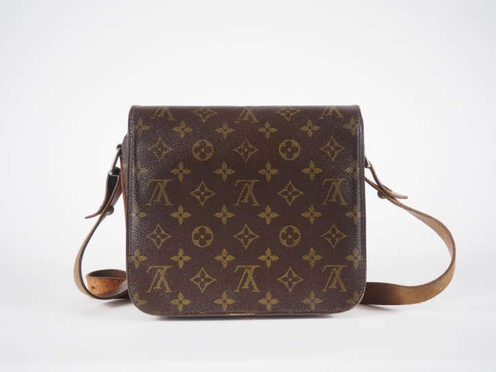Louis VUITTON, Paris Sac cartouchière en toile enduite monogrammée.  F