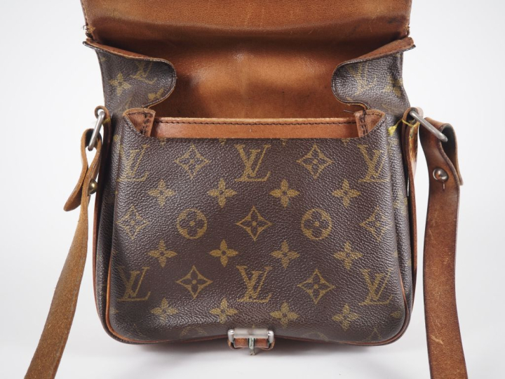 Louis VUITTON, Paris Sac cartouchière en toile enduite monogrammée.  F