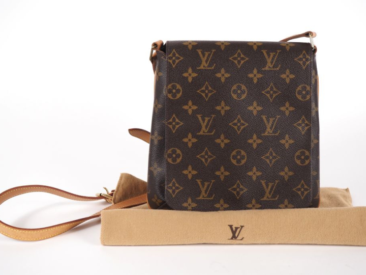 Louis VUITTON, Musette Salsa Sac besace à rebat en toile monogrammée e