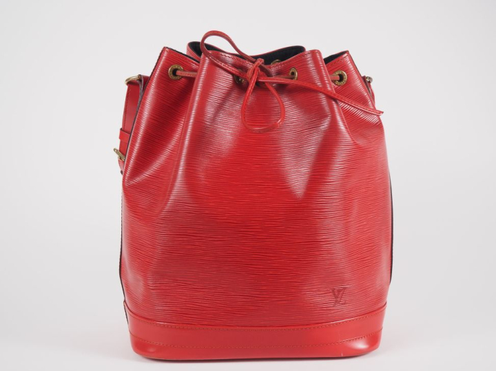 Louis VUITTON, Noé Sac en cuir épi rouge.  Doublure tissu noir.  Bando