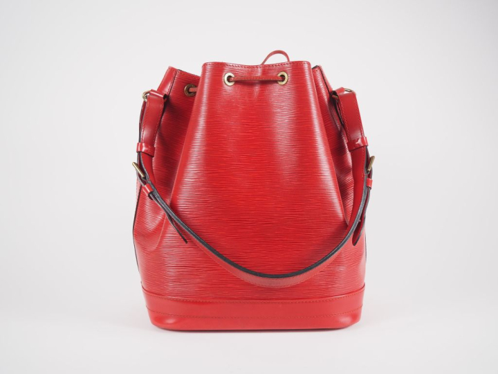 Louis VUITTON, Noé Sac en cuir épi rouge.  Doublure tissu noir.  Bando