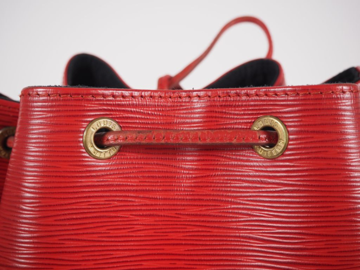 Louis VUITTON, Noé Sac en cuir épi rouge.  Doublure tissu noir.  Bando