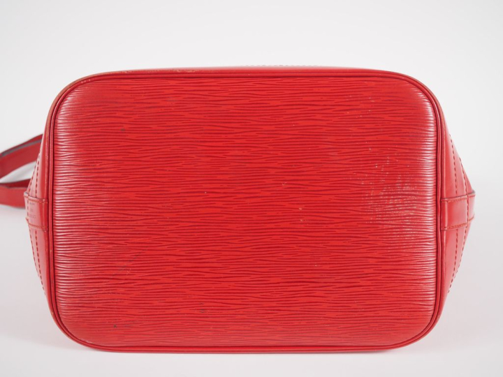 Louis VUITTON, Noé Sac en cuir épi rouge.  Doublure tissu noir.  Bando