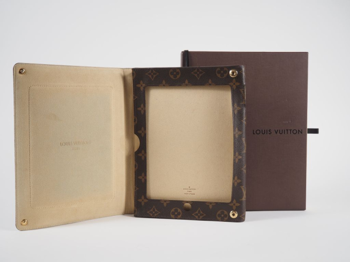	Louis VUITTON, Paris Pochette pour Ipad en toile enduite monogrammée.