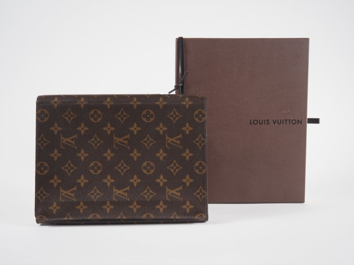	Louis VUITTON, Paris Pochette pour Ipad en toile enduite monogrammée.