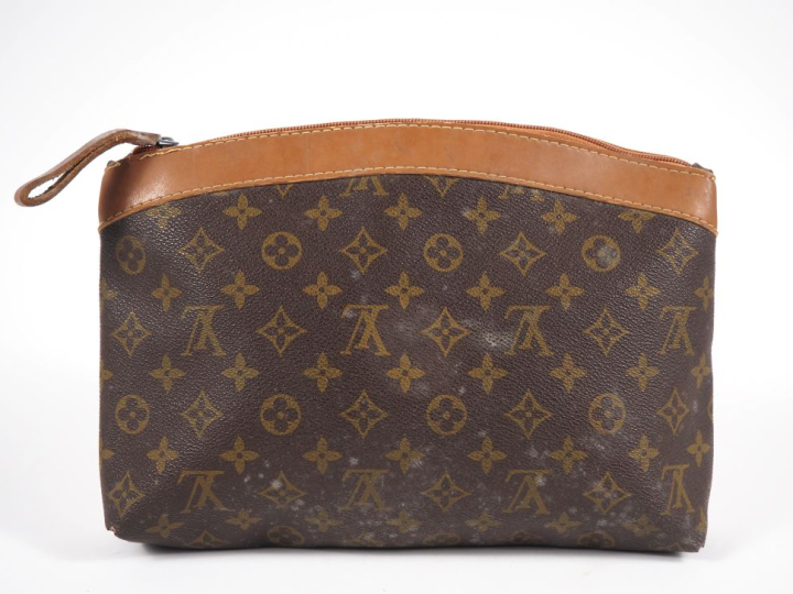 Louis VUITTON. Pochette en toile enduite monogrammée et cuir naturel. 
