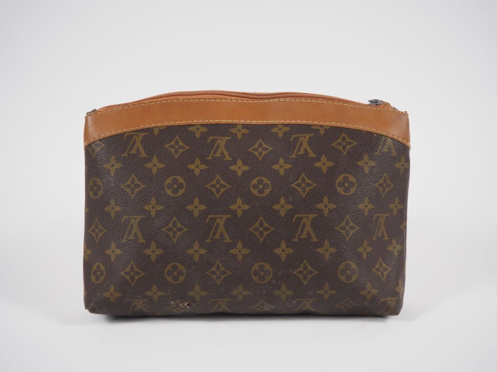 Louis VUITTON. Pochette en toile enduite monogrammée et cuir naturel. 