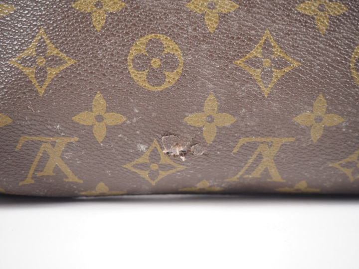 Louis VUITTON. Pochette en toile enduite monogrammée et cuir naturel. 