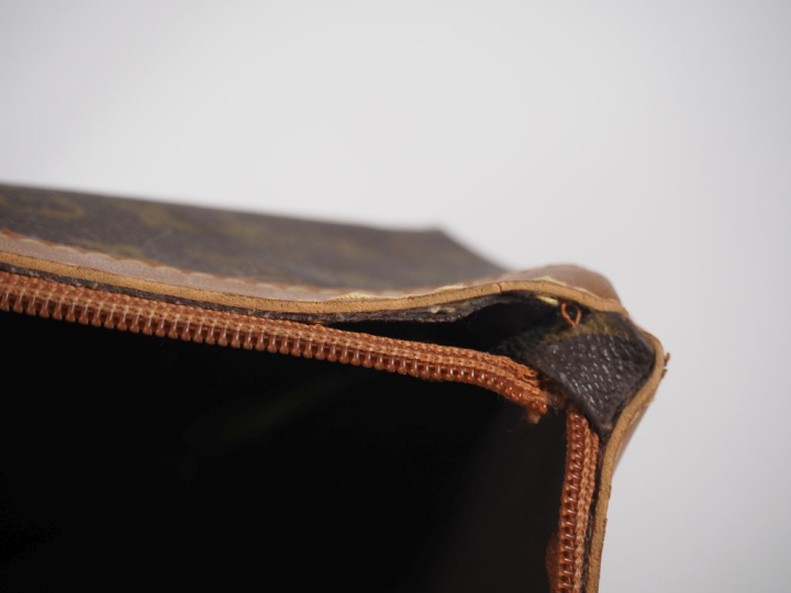 Louis VUITTON. Pochette en toile enduite monogrammée et cuir naturel. 