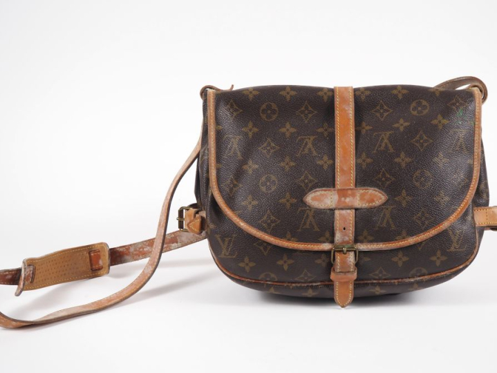 Louis VUITTON, Saumur Sac en bandoulière en toile enduite monogrammée 