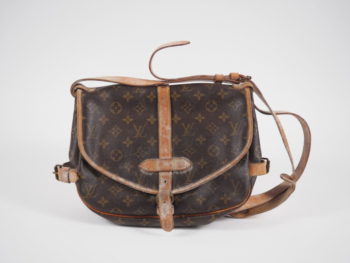 Louis VUITTON, Saumur Sac en bandoulière en toile enduite monogrammée 