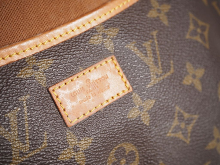 Louis VUITTON, Saumur Sac en bandoulière en toile enduite monogrammée 