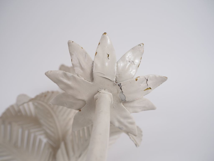 Paire d'appliques en tôle peinte à décor de palmes et de fleurs. H. 43