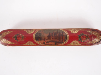 Vente aux enchères Plumier en carton bouilli à décor doré et polychrome sur fond rouge et