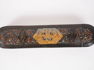 Vente aux enchères Plumier dit Qalamdan en carton bouilli à décor de rinceaux polychromes