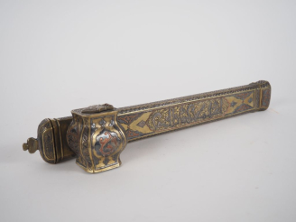 Vente aux enchères Encrier de voyage de style perse à décor damasquiné de rinceaux et d'i