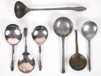 Vente aux enchères Sept différentes cuillères anciennes en étain, bronze et argent. L. de