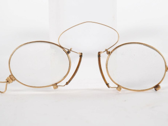 Vente aux enchères Lunettes 1900 en or jaune et verre. L. 10 cm. Poids tel. 16,2 g. Poids