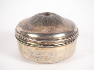 Vente aux enchères Petit ciboire XIXème en argent ciselé à décor de fleur épanouie. Poinç