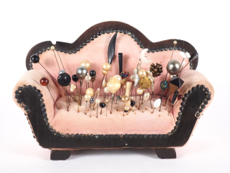 Vente aux enchères Collection 60 épingles à chapeau sur un présentoir en forme de canapé 