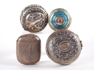 Vente aux enchères Deux différentes boîtes à pilules en argent 925. Poids. 46 g.   On y j