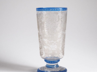 Vente aux enchères Verre à pied en cristal de bohème bicolore à décor gravé d'architectur