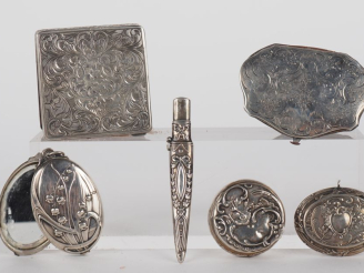 Vente aux enchères 6 différentes boîtes à pilules, poudrier, porte monnaie, étui à crayon