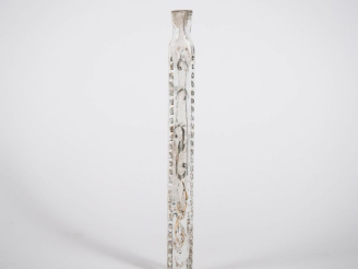 Vente aux enchères Flacon à sels en verre ou cristal à décor émaillé et doré. L. 18 cm.