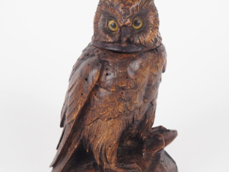 Vente aux enchères Sujet en bois sculpté, "hibou", formant boîte couverte. H. 14 cm.