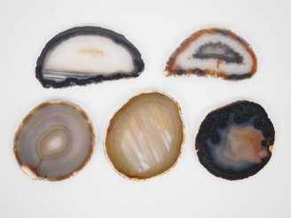 Vente aux enchères Cinq tranches d'agate naturelles. H. de 6 à 9 cm.  On y joint une obél