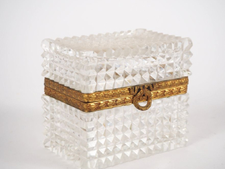 Vente aux enchères Petit coffret à bijoux en verre taillé en pointe de diamant, monture e