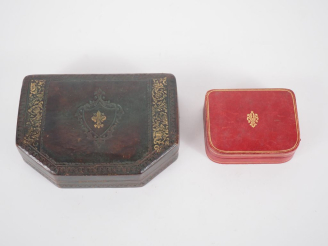 Vente aux enchères Deux différentes boîtes à bijoux gainées de cuir rouge et brun. Dim. 5