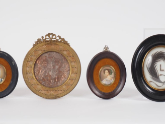 Vente aux enchères Cadre porte-photo de style Louis XVI en bronze à décor de nœud de ruba
