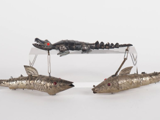 Vente aux enchères Sujet articulé en argent 925, "crocodile". Poinçonné. Poids. 47 g. L. 