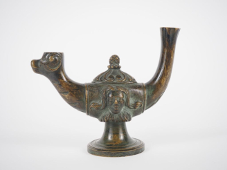 Vente aux enchères Lampe à huile de style antique en bronze à patine verte à décor de mas