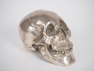 Vente aux enchères Memento Mori en bronze ou métal argenté. Dim. 12,5 x 20 x 10 cm.