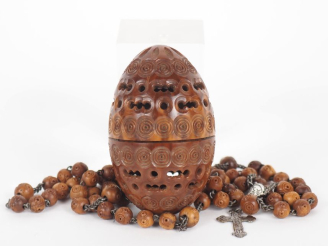 Vente aux enchères Œuf à chapelet en bois sculpté à l'imitation du corozo à décor ajouré,