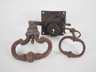 Vente aux enchères Deux différents heurtoirs en fer forgé. H. 10 cm. H. 16 cm.  On y join