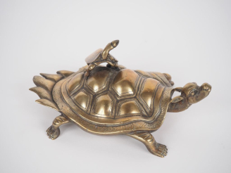 Vente aux enchères Sujet en bronze de style extrême-orient, "tortues". Dim. 7 x 11 x 17 c
