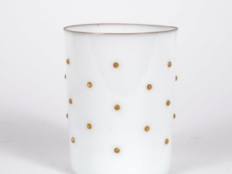 Vente aux enchères Verre à eau en opaline à décor de cabochons dorés. H. 10 x 8 cm.