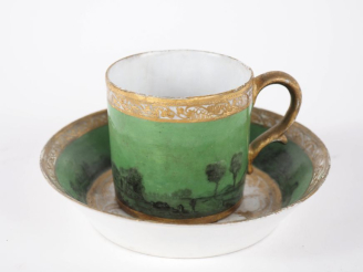 Vente aux enchères Tasse et sous tasse début XIXème en porcelaine à décor en grisaille de
