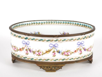 Vente aux enchères SEVRES (dans le goût de). Petite jardinière en porcelaine à décor poly
