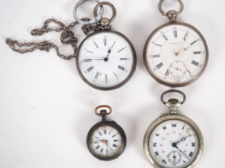 Vente aux enchères 4 différentes montre de gousset, une en argent, cadrans émaillés. Diam