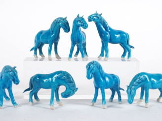 Vente aux enchères 6 sujets, "chevaux du bonheur". Dim. 7,5 x 8 cm.