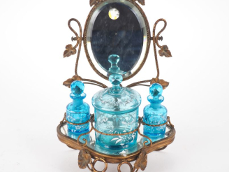 Vente aux enchères Nécessaire de toilette 3 pièces sur son support de style Art Nouveau e