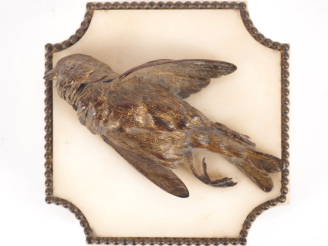 Vente aux enchères Ecole française fin XIXème. "Trophée". Sujet en bronze à patine nuancé