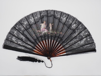 Vente aux enchères Eventail 1900 en dentelle peinte, "jeune femme à l'antique et Cupidon"