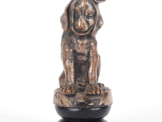 Vente aux enchères Presse-papier en régule patiné, "le chien après le dentiste". H. 14 cm