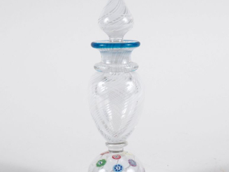 Vente aux enchères Flacon en verre de Murano à décor en intercalaire polychrome. H. 19 cm