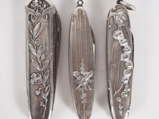 Vente aux enchères Trois différents canifs de style Art nouveau en argent. Signés MX. DIV